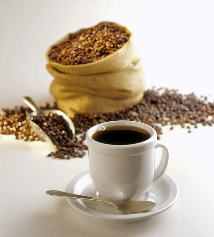 无人,竖图,俯视,室内,白天,白色背景,静物,杯子,阴影,光线,布袋,铲子,瓷器,影子,勺子,咖啡杯,陶瓷制品,调羹,汤匙,咖啡豆,瓷杯,彩图,高角度拍摄,影棚拍摄