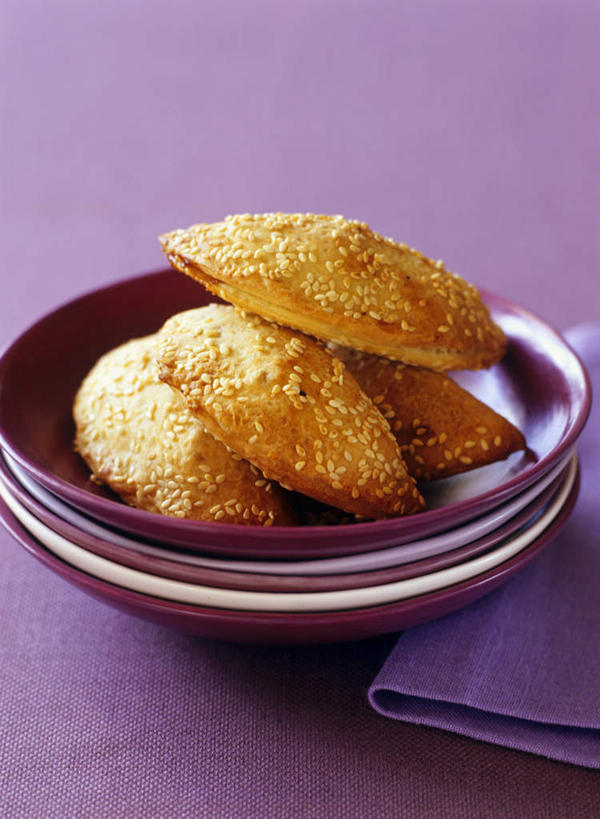 点心,无人,竖图,俯视,室内,特写,白天,烹饪,西餐,餐桌,桌子,阴影,朦胧,模糊,光线,布料,影子,陶瓷,芝麻,料理,食品,甜点,甜品,陶瓷制品,布纹,菜肴,美食,桌布,食物,糕点,紫色,餐巾,容器,台布,碗,甜食,西式,佳肴,餐台,储藏,储存,酥皮,脂麻,胡麻,白麻,巨胜子,油麻,彩图,高角度拍摄,贮存