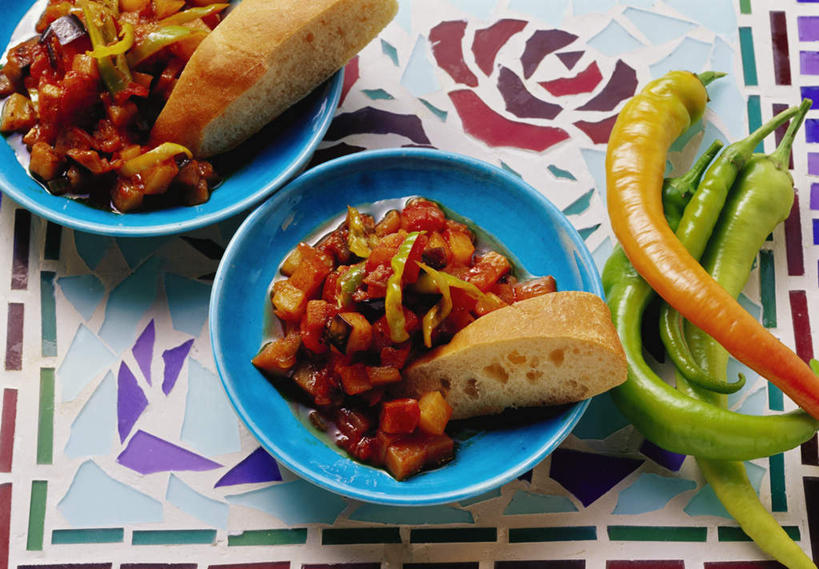 点心,面包,无人,横图,俯视,室内,特写,白天,烹饪,西餐,桌面,桌子,辣椒,蔬菜,阴影,朦胧,模糊,新鲜,光线,木制,影子,塑料,调料,酱料,酱汁,佐料,料理,食品,面点,调味品,调味料,酱,菜肴,美食,食物,糕点,木制品,容器,塑料制品,碗,两只,西式,佳肴,有机食品,绿色食品,储藏,储存,辣角,红海椒,大椒,辣虎,广椒,土耳其菜,辣子,红辣椒,海椒,番椒,彩图,高角度拍摄,贮存