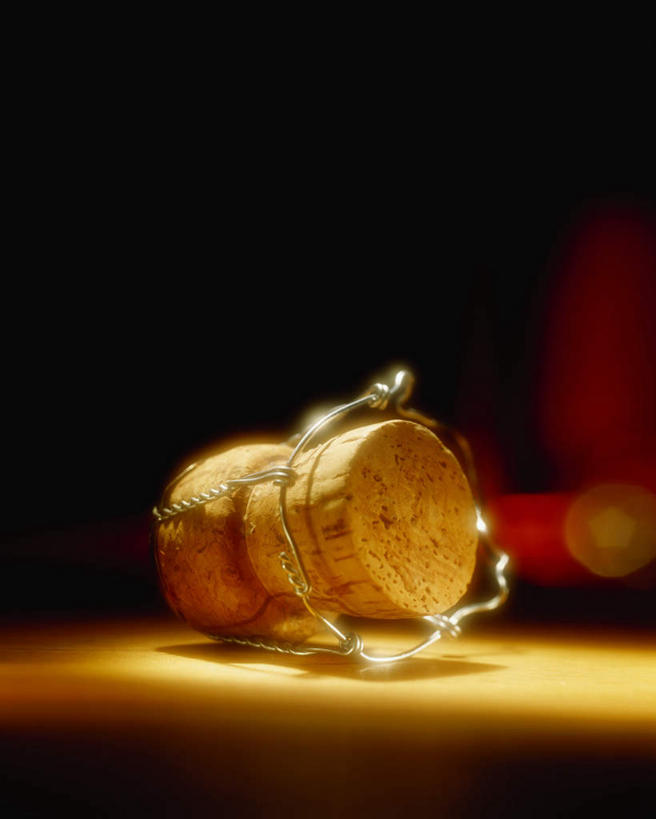 无人,竖图,俯视,室内,特写,白天,金属制品,阴影,黄色背景,朦胧,模糊,光线,金属,木制,木塞,影子,一个,木制品,铁丝,瓶塞,摄影,影棚,单个,保存,密封,彩图,高角度拍摄,影棚拍摄,拍摄