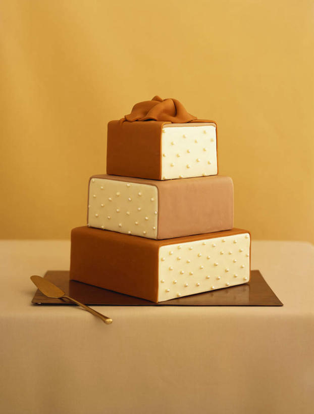 点心,无人,竖图,室内,特写,白天,正面,下午茶,桌面,桌子,杏仁,一排,阴影,朦胧,模糊,整齐,装饰,并列,并排,光线,木制,布料,影子,勺子,白糖,食品,糖,糖果,甜点,甜品,布纹,桌布,食物,糕点,排列,餐巾,木制品,调羹,台布,汤匙,甜食,巧克力,朱古力,黑巧克力,华丽,修饰,点缀,队列,平行,衬托,美观,雅致,雅观,杏子,杏梅仁,杏核仁,木落子,苦杏仁,彩图,蛋糕