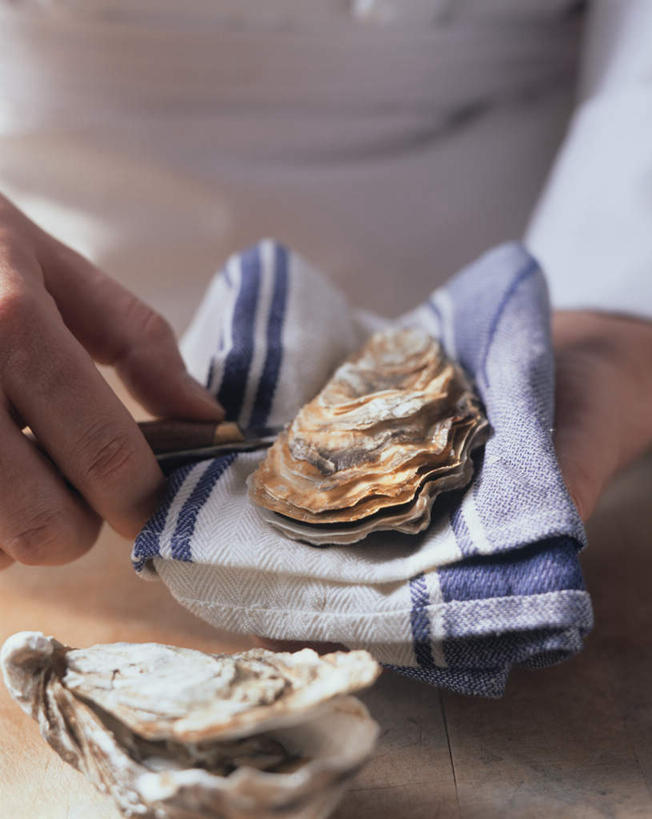 海鲜,西方人,一个人,站,竖图,俯视,室内,特写,白天,餐桌,桌子,金属制品,欧洲,欧洲人,仅一个男性,仅一个人,仅一个中年男性,握,阴影,服装,朦胧,模糊,光线,金属,纺织物,镊子,影子,牡蛎,拿,拿着,注视,休闲装,水产,海洋生物,衣服,毛巾,打开,观察,看,清洁,站着,休闲,休闲服,剥开,握着,服饰,餐台,观看,保暖,生蚝,察看,开启,关注,水生动物,海产品,水生物,撬,透气,海底动物,防水,储水,耐磨,吸水,男人,男性,中年男性,白种人,站立,半身,彩图,高角度拍摄