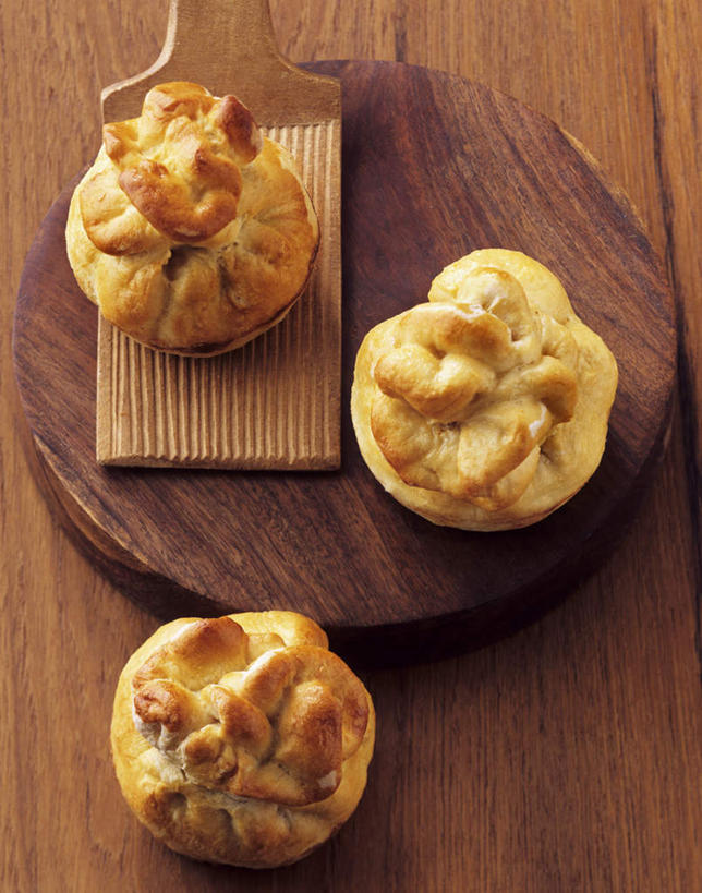 点心,无人,竖图,俯视,室内,特写,白天,餐桌,桌子,蔬菜,一块,阴影,朦胧,模糊,新鲜,光线,影子,肉,食品,甜点,甜品,案板,肉类,砧板,食物,糕点,三个,甜食,有机食品,绿色食品,餐台,肉食,酥皮,彩图,高角度拍摄