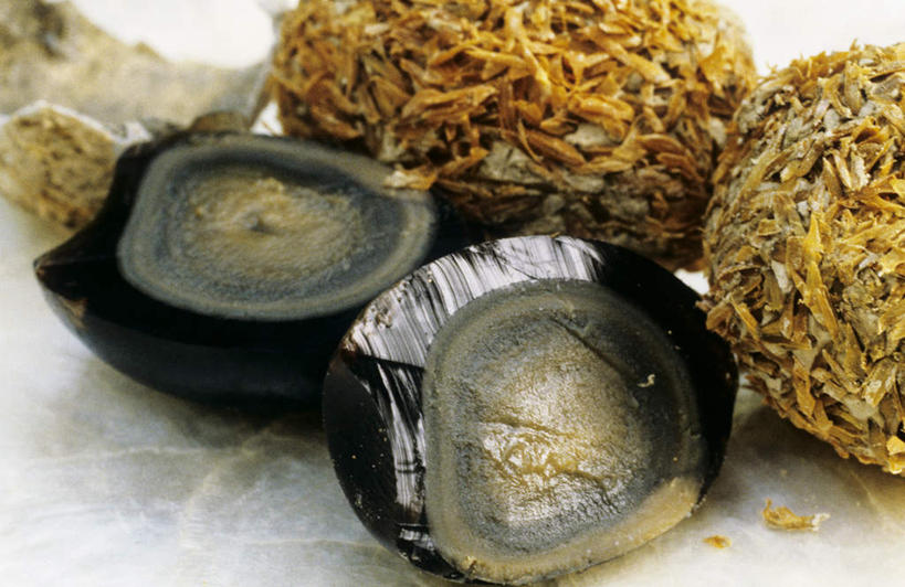 无人,横图,俯视,室内,特写,白天,白色背景,桌面,桌子,五个,许多,切开,阴影,朦胧,模糊,反射,木制,影子,蛋,鸡蛋,皮蛋,木制品,切,摄影,影棚,剖面,切面,草鸡蛋,卵,彩图,高角度拍摄,影棚拍摄,拍摄