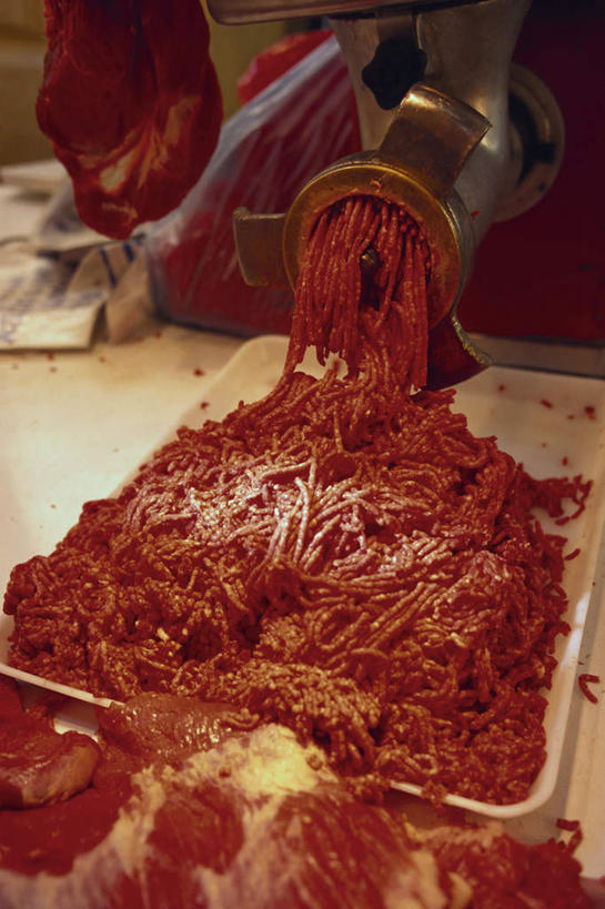 无人,竖图,俯视,室内,特写,白天,机器,桌面,桌子,金属制品,一堆,许多,阴影,堆叠,堆积,朦胧,模糊,反射,金属,木制,影子,肉,牛肉,很多,肉丝,肉类,木制品,机械,堆,肉食,绞肉机,彩图,高角度拍摄