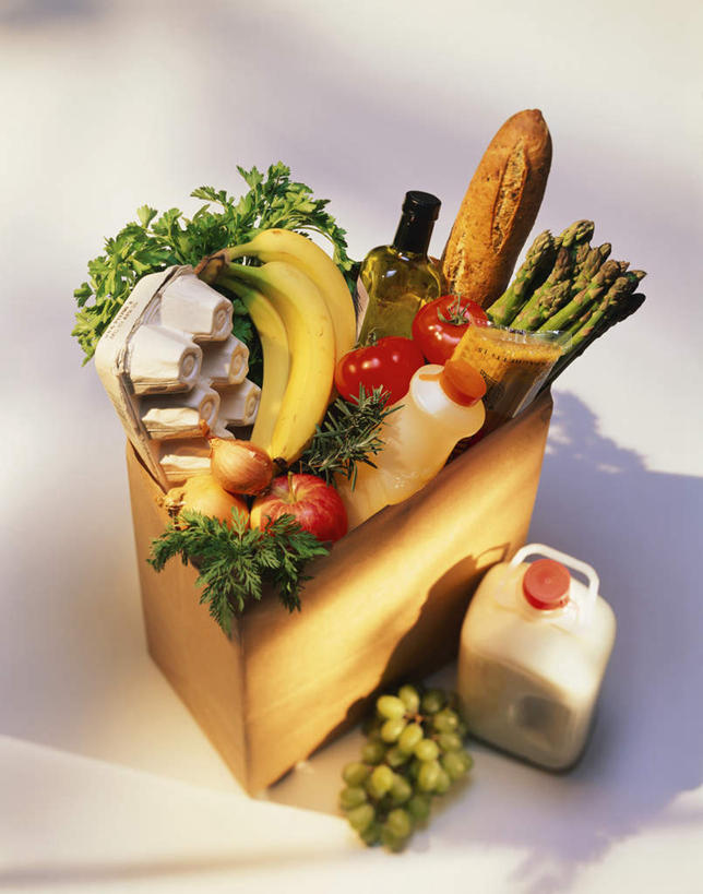 点心,面包,无人,竖图,俯视,室内,白天,白色背景,桌面,桌子,苹果,葡萄,香蕉,芦笋,蔬菜,西红柿,水果,阴影,新鲜,反射,木制,影子,灯光,生食,橄榄油,食品,面点,果实,食物,糕点,木制品,瓶子,塑料制品,塑料瓶,有机食品,绿色食品,法式长棍,山葫芦,蒲桃,甘蕉,草龙珠,猪尾巴,药鸡豆子,石刁柏,蚂蚁杆,龙须菜,狼尾巴根,番茄,彩图,高角度拍摄,影棚拍摄