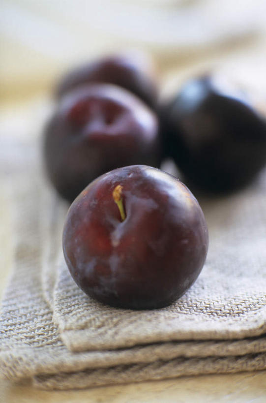 无人,竖图,俯视,室内,特写,白天,桌面,桌子,李子,水果,阴影,朦胧,模糊,新鲜,反射,木制,布料,影子,生食,食品,果实,布纹,四颗,桌布,食物,白色,餐巾,木制品,台布,有机食品,绿色食品,红李,鸡血李,杏李,彩图,高角度拍摄