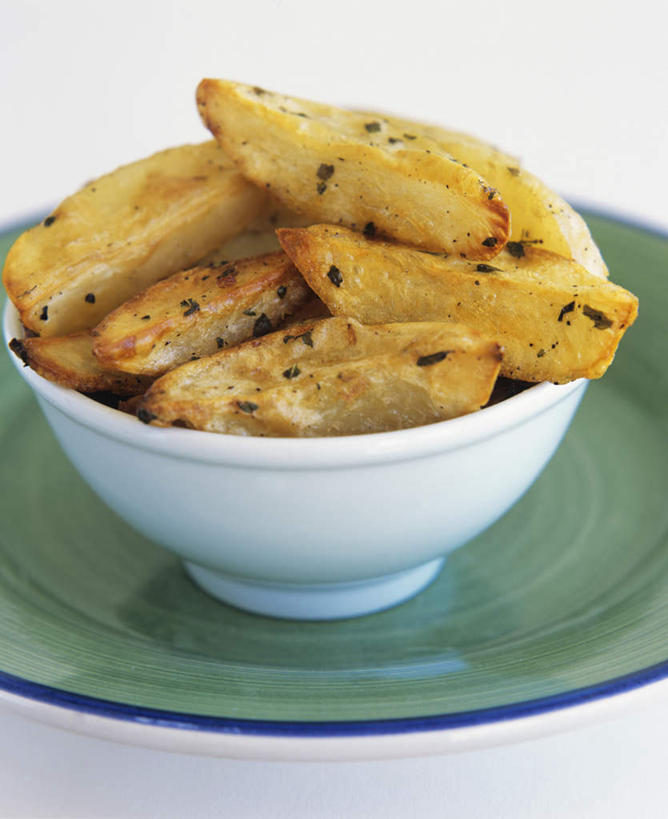 无人,竖图,俯视,室内,特写,白天,蔬菜,土豆,餐具,许多,阴影,堆叠,新鲜,光线,碟子,盘,影子,陶瓷,食品,陶瓷制品,很多,食物,盘子,容器,碟,碗,炸,有机食品,绿色食品,储藏,储存,馍馍蛋,洋芋,山药蛋,马铃薯,彩图,高角度拍摄,贮存