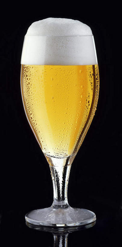 啤酒,无人,竖图,室内,白天,正面,杯子,阴影,黑色背景,光线,泡沫,影子,酒类,玻璃制品,酒,饮料,一个,黄色,酒杯,啤酒杯,摄影,影棚,单个,玻璃杯,彩图,影棚拍摄,拍摄