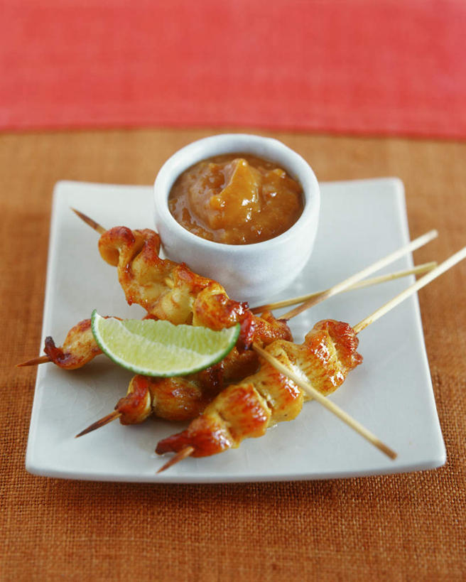 无人,竖图,俯视,室内,特写,白天,餐桌,桌子,餐具,水果,阴影,新鲜,光线,碟子,盘,影子,陶瓷,调料,酱料,酱汁,肉,生食,佐料,食品,果实,陶瓷制品,调味品,调味料,猪肉,酱,肉类,竹签,食物,一个,盘子,容器,碟,碗,有机食品,绿色食品,单个,餐台,储藏,储存,肉食,肉串,豚肉,取食签,酸橙,代代,橙子,橙,彩图,高角度拍摄,贮存