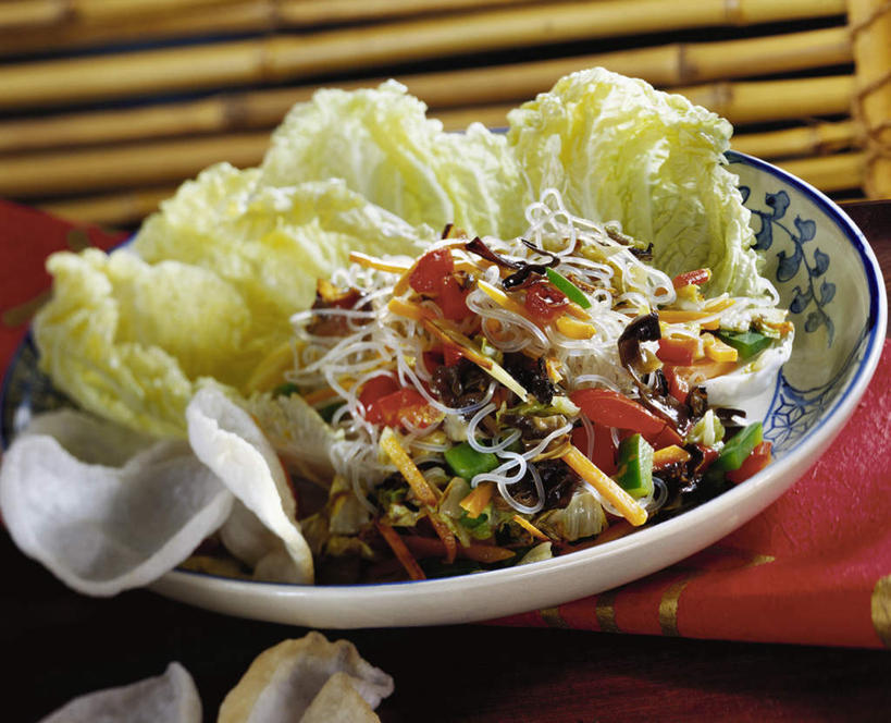 点心,面食,面条,无人,横图,俯视,室内,特写,白天,桌面,桌子,萝卜,胡萝卜,黄瓜,辣椒,蔬菜,椰菜,卷心菜,阴影,新鲜,光线,木制,影子,陶瓷,大白菜,面,食品,陶瓷制品,白菜,食物,一个,木制品,容器,碗,零食,甘蓝,有机食品,绿色食品,单个,储藏,储存,垃圾食品,膨化食品,虾片,辣角,红海椒,大椒,辣虎,广椒,零嘴,胶菜,镳菜,青瓜,辣子,结球甘蓝,胡瓜,红萝卜,红辣椒,海椒,甘荀,甘兰,番椒,包心菜,彩图,高角度拍摄,贮存
