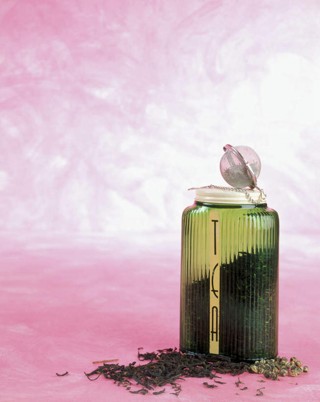 无人,竖图,俯视,室内,特写,白天,幸福,茶,桌面,桌子,玻璃,许多,阴影,洒落,散落,光线,木制,影子,茶叶,饮品,很多,娱乐,玻璃制品,一个,玻璃瓶,木制品,瓶子,花茶,干花,享受,休闲,温馨,放松,乐趣,保健,养生,单个,花草茶,提神,舒适,醒脑,广口瓶,香花茶,香片,熏花茶,彩图,高角度拍摄