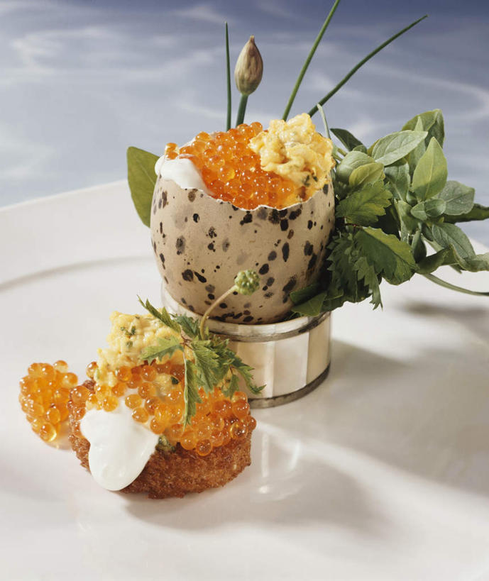 鱼子酱,无人,竖图,俯视,室内,特写,白天,烹饪,西餐,桌面,桌子,餐具,叶子,复活节,阴影,节日,庆祝,装饰,光线,木制,布料,碟子,盘,影子,蛋,调料,酱料,酱汁,鱼卵,佐料,料理,食品,绿叶,鹌鹑蛋,调味品,鱼籽,调味料,布纹,文化,酱,菜肴,美食,桌布,食物,一个,盘子,餐巾,木制品,碟,台布,庆典,嫩叶,西式,佳肴,单个,纪念,华丽,修饰,点缀,衬托,美观,雅致,雅观,卵,鹌鹑卵,鹑鸟蛋,叶,叶片,彩图,高角度拍摄