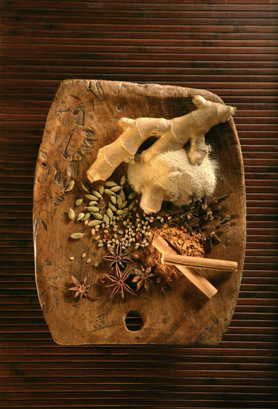 无人,竖图,俯视,室内,特写,白天,植物,餐桌,桌子,姜,餐具,许多,阴影,光线,碟子,盘,影子,调味,香料,佐料,草药,药草,肉桂,很多,中药,盘子,碟,茴香,餐台,八角,八角茴香,大茴香,豆蔻,配料,止咳,药材,中草药,桂皮,中药材,本草,止痛,八月珠,舶茴香,大料,作料,官桂,牡桂,筒桂,香桂,玉桂,解毒,消食,白豆蔻,发汗,温肺,温胃,行气,止呕,百辣云,生姜,老姜,彩图,高角度拍摄,开胃,散寒