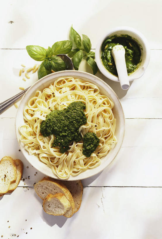 点心,面包,面食,面条,意大利面,无人,竖图,俯视,室内,特写,白天,白色背景,西餐,植物,餐桌,桌子,叶子,阴影,朦胧,模糊,光线,影子,陶瓷,调料,酱料,酱汁,面,香料,佐料,料理,食品,面点,绿叶,草药,陶瓷制品,调味品,调味料,酱,中药,食物,糕点,三个,容器,碗,香草,嫩叶,器皿,西式,摄影,影棚,餐台,储藏,罗勒,研磨,臼杵,储存,紫苏,药材,中草药,九层塔,圣约瑟夫草,甜罗勒,研杵,兰香,中药材,本草,研钵,臼,叶,叶片,彩图,高角度拍摄,影棚拍摄,拍摄,贮存