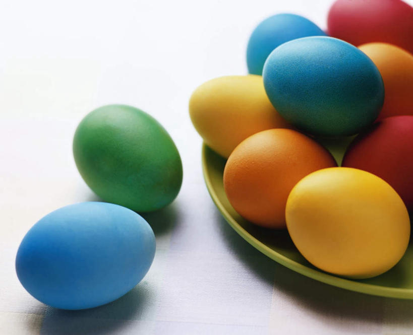 无人,横图,俯视,室内,特写,白天,白色背景,餐具,复活节,一堆,许多,阴影,堆叠,堆积,节日,庆祝,反射,碟子,盘,影子,蛋,很多,文化,盘子,碟,庆典,摄影,影棚,纪念,堆,五颜六色,五彩缤纷,彩蛋,复活节彩蛋,彩图,高角度拍摄,影棚拍摄,拍摄