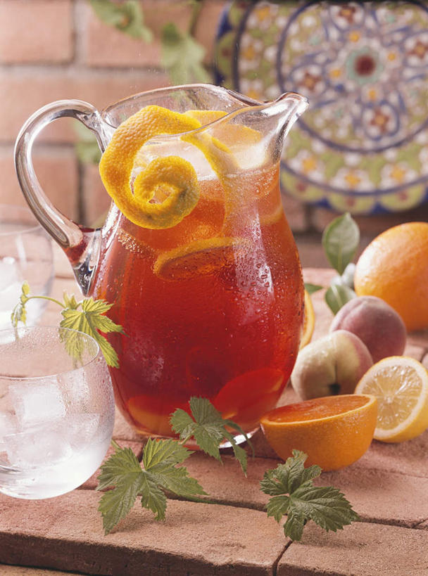 果汁,无人,竖图,俯视,室内,特写,白天,餐桌,桌子,柠檬,桃子,水果,叶子,玻璃,一排,许多,阴影,新鲜,整齐,反射,壶,影子,生食,薄荷,食品,果实,绿叶,银丹草,酒类,饮品,很多,文化,玻璃制品,酒,水壶,食物,饮料,排列,红色,茶壶,鸡尾酒,嫩叶,调酒,有机食品,绿色食品,餐台,创造,队列,可口,想象,肺果,桑格利亚鸡尾酒,斑叶凤梨薄荷,夜息香,适口,胡椒薄荷,叶,叶片,益母果,柠果,彩图,高角度拍摄