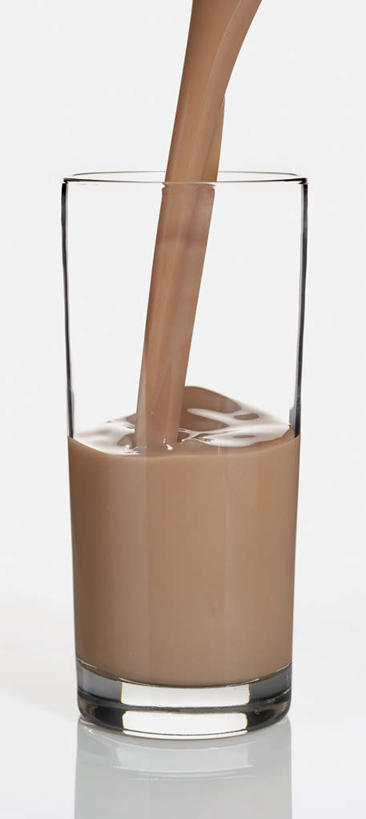 牛奶,无人,竖图,室内,特写,白天,白色背景,正面,杯子,倒,阴影,反射,影子,食品,糖,糖果,甜点,甜品,水柱,饮品,营养,玻璃制品,食物,饮料,一个,水杯,甜食,巧克力,摄影,影棚,单个,朱古力,乳制品,奶,奶昔,玻璃杯,彩图,影棚拍摄,拍摄