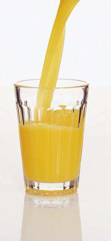 果汁,无人,竖图,室内,特写,白天,白色背景,正面,柑橘,杯子,倒,阴影,反射,影子,水柱,饮品,玻璃制品,饮料,一个,水杯,摄影,影棚,单个,可口,适口,玻璃杯,橘子,桔子,橙子,橙,彩图,影棚拍摄,拍摄