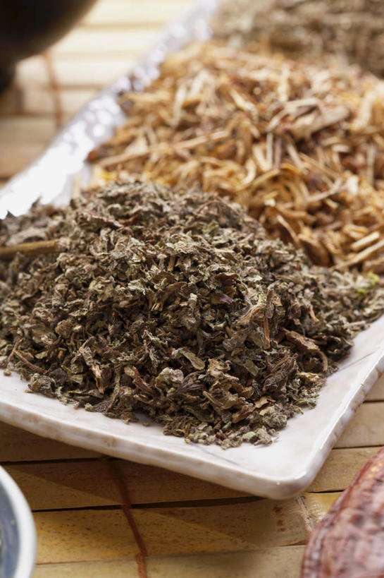 无人,竖图,俯视,室内,特写,白天,植物,餐桌,桌子,餐具,一堆,许多,阴影,堆叠,堆积,反射,碟子,盘,影子,草药,药草,很多,中药,盘子,碟,餐台,堆,药材,中草药,餐垫,蜜蜂花,中药材,本草,鼻血草,彩图,高角度拍摄