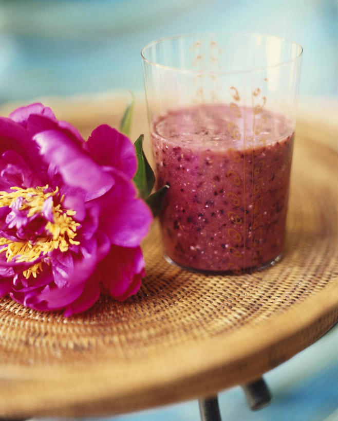 无人,竖图,俯视,室内,特写,白天,餐桌,桌子,牡丹花,杯子,水果,阴影,朦胧,模糊,新鲜,装饰,盛开,光线,影子,生食,食品,果实,花蕾,玻璃制品,花,花瓣,花朵,鲜花,食物,饮料,水杯,花苞,花蕊,有机食品,绿色食品,餐台,华丽,修饰,点缀,富贵,鼠姑,鹿韭,白茸,百雨金,衬托,美观,雅致,雅观,浓情,圆满,果露,富贵花,洛阳花,牡丹,木芍药,芍药,玻璃杯,彩图,高角度拍摄