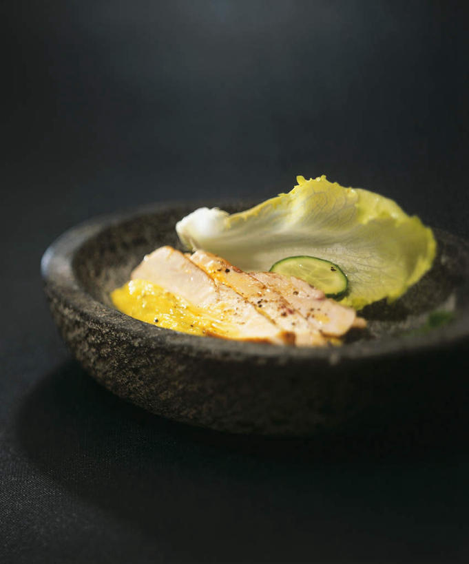 无人,竖图,俯视,室内,特写,白天,餐桌,桌子,芒果,蔬菜,餐具,水果,阴影,黑色背景,朦胧,模糊,新鲜,光线,碟子,盘,影子,大白菜,调料,鸡肉,酱料,酱汁,肉,生食,佐料,食品,果实,调味品,调味料,白菜,酱,肉类,食物,一个,盘子,碟,果酱,摄影,有机食品,绿色食品,影棚,单个,餐台,肉食,果子酱,胶菜,镳菜,望果,蜜望,檬果,闷果,漭果,杧果,庵波罗果,彩图,高角度拍摄,影棚拍摄,拍摄