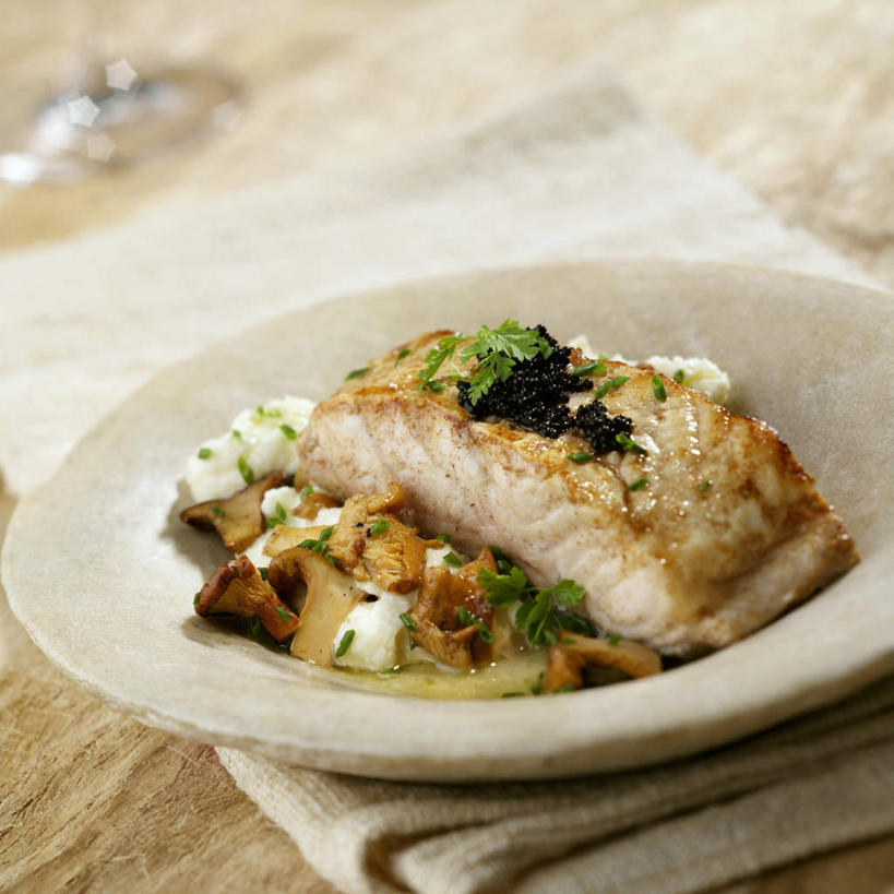 无人,方图,俯视,室内,特写,白天,烹饪,西餐,餐桌,桌子,鲟鱼,蔬菜,杯子,餐具,阴影,朦胧,模糊,新鲜,光线,鱼,布料,碟子,盘,影子,菌菇,调味,肉,香料,鱼肉,佐料,料理,食品,菌类,布纹,菜肴,美食,肉类,鱼类,玻璃制品,桌布,食物,一个,盘子,餐巾,水杯,碟,台布,食用菌,西式,佳肴,有机食品,绿色食品,单个,餐台,配料,肉食,鸡油菌,作料,杏黄菌,杏菌,淫鱼,玻璃杯,彩图,高角度拍摄