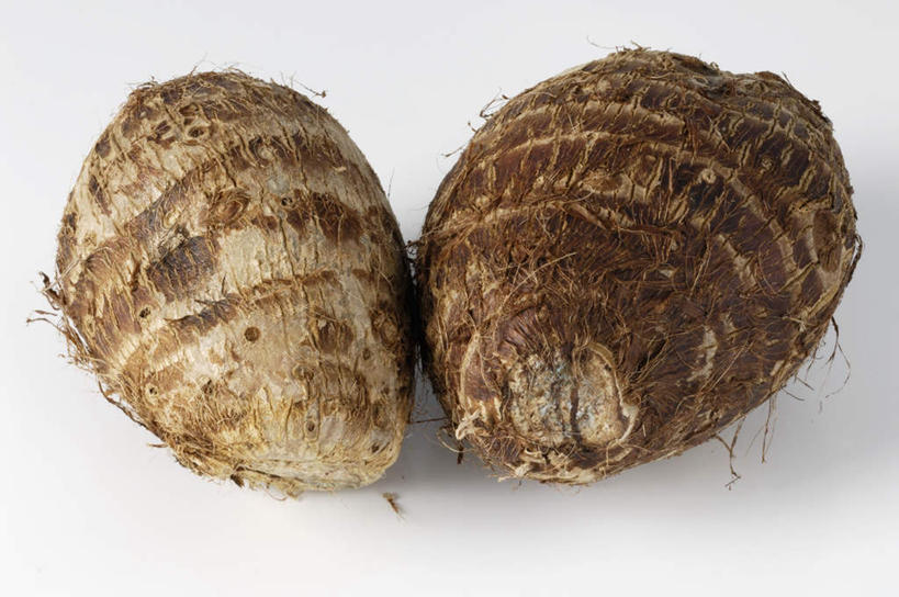 无人,横图,俯视,室内,特写,白天,白色背景,餐桌,桌子,蔬菜,阴影,新鲜,光线,影子,芋头,食品,食物,两个,摄影,有机食品,绿色食品,影棚,餐台,青芋,芋艿,彩图,高角度拍摄,影棚拍摄,拍摄