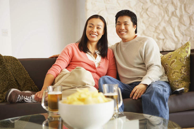 啤酒,东方人,两个人,坐,横图,室内,白天,正面,爱情,沙发,桌子,杯子,玻璃,亚洲,阴影,服装,光线,影子,酒类,浪漫,茶几,注视,休闲装,黄种人,玻璃制品,酒,饮料,衣服,黄色,酒杯,啤酒杯,观察,看,温暖,温馨,休闲服,恩爱,搭,恋人,服饰,观看,和睦,察看,搭着,关注,布艺沙发,男人,男性,年轻男性,年轻女性,女人,女性,亚洲人,情侣,玻璃杯,坐着,半身,彩图,伴侣,融洽