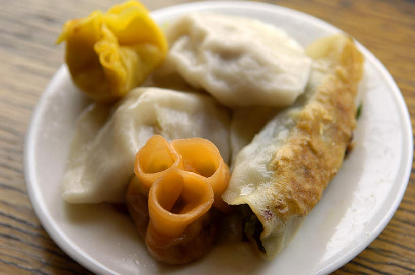 点心,馄饨,面食,无人,横图,俯视,室内,特写,白天,烹饪,中餐,桌面,桌子,餐具,阴影,朦胧,模糊,光线,木制,碟子,盘,影子,料理,食品,饺子,面点,甜点,甜品,小吃,菜肴,美食,食物,糕点,盘子,木制品,碟,甜食,中式,佳肴,水饺,扁肉,彩图,高角度拍摄