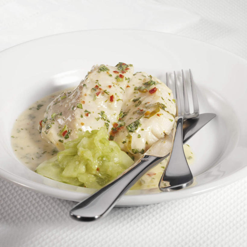 海鲜,无人,方图,俯视,室内,特写,白天,白色背景,烹饪,西餐,黄瓜,蔬菜,餐具,阴影,新鲜,反射,鱼,叉子,刀叉,刀子,碟子,盘,影子,肉,鱼肉,料理,食品,水产,菜肴,美食,肉类,鱼类,海洋生物,食物,两个,白色,盘子,碟,西式,摄影,佳肴,有机食品,绿色食品,影棚,水生动物,餐刀,海产品,水生物,肉食,海底动物,鳕鱼,餐叉,鳘鱼,大西洋真鳕,真鳕,进餐用具,青瓜,胡瓜,彩图,高角度拍摄,影棚拍摄,拍摄