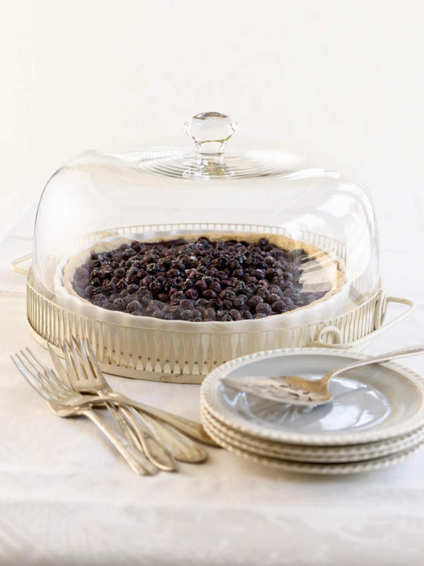 无人,竖图,俯视,室内,特写,白天,白色背景,桌面,桌子,浆果,蓝莓,餐具,水果,玻璃,一堆,许多,阴影,堆叠,堆积,新鲜,反射,木制,布料,叉子,刀叉,刀子,碟子,盘,影子,生食,食品,果实,很多,布纹,饼,玻璃制品,桌布,食物,白色,盘子,餐巾,木制品,碟,台布,摄影,有机食品,绿色食品,影棚,堆,罩子,餐刀,餐叉,进餐用具,山都柿,蓝浆果,蓝靛果,彩图,高角度拍摄,影棚拍摄,拍摄