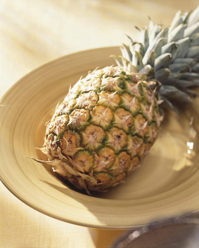 无人,竖图,俯视,室内,特写,白天,餐桌,桌子,菠萝,餐具,水果,阴影,新鲜,反射,碟子,盘,影子,生食,食品,果实,食物,一个,黄色,盘子,碟,有机食品,绿色食品,单个,餐台,凤梨,彩图,高角度拍摄