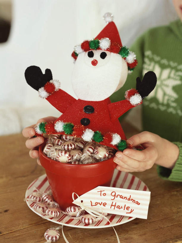 西方人,儿童,手,一个人,站,竖图,俯视,室内,特写,白天,纯洁,餐桌,桌面,桌子,餐具,袋子,礼盒,礼物,欧洲,圣诞节,欧洲人,双手,仅一个男性,仅一个人,一堆,许多,阴影,堆叠,堆积,服装,节日,庆祝,反射,木制,英文,标志,碟子,盘,文字,影子,纸盒,字符,塑料,字母,墙,食品,糖,糖果,甜点,甜品,休闲装,文化,标识,墙壁,墙面,盒子,食物,小孩,衣服,包装盒,盘子,木制品,塑料制品,礼品盒,碟,甜食,打开,站着,仅一个小孩,庆典,休闲,手部,休闲服,可爱,童年,童趣,服饰,礼品,餐台,纪念,堆,英文字母,开启,塑封,童真,硬糖,烂漫,无邪,天真,男孩,男人,男性,白种人,孩子,站立,半身,彩图,高角度拍摄,密封袋,塑封袋,男生