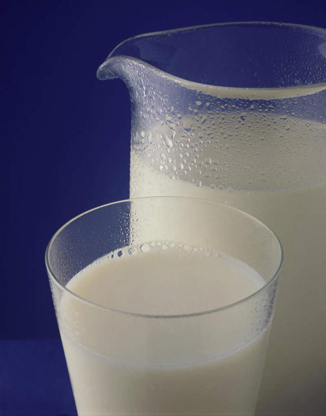 牛奶,无人,竖图,俯视,室内,特写,白天,水,杯子,阴影,蓝色背景,反射,壶,液体,影子,水滴,饮品,营养,玻璃制品,水壶,饮料,白色,茶壶,容器,水杯,摄影,影棚,乳制品,奶,安神,玻璃杯,彩图,高角度拍摄,影棚拍摄,拍摄