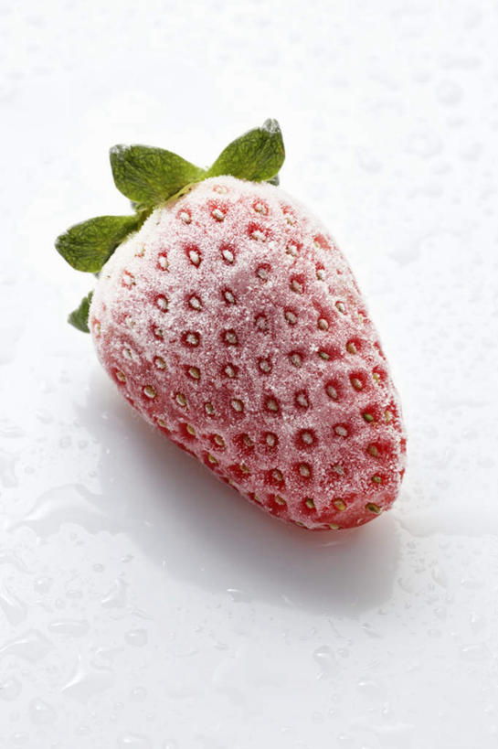 无人,竖图,俯视,室内,特写,白天,白色背景,草莓,浆果,水果,阴影,新鲜,反射,影子,生食,食品,果实,食物,一个,红色,摄影,有机食品,绿色食品,影棚,单个,冻结,冰霜,洋莓,水果皇后,红莓,地莓,彩图,高角度拍摄,影棚拍摄,拍摄
