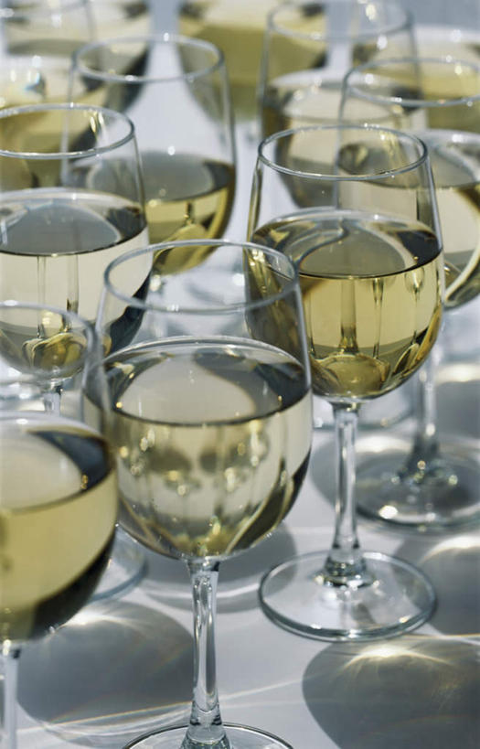 红酒,葡萄酒,无人,竖图,俯视,室内,特写,白天,桌面,桌子,杯子,许多,竖立,直立,阴影,反射,木制,高脚杯,影子,红酒杯,白葡萄酒,酒类,很多,玻璃制品,酒,饮料,酒杯,木制品,玻璃杯,彩图,高角度拍摄