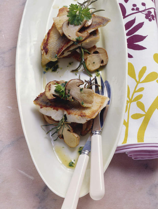 无人,竖图,俯视,室内,特写,白天,烹饪,西餐,桌面,桌子,蔬菜,餐具,阴影,花纹,新鲜,反射,木制,鱼,布,叉子,刀叉,刀子,碟子,盘,图案,影子,菌菇,蘑菇,肉,鱼肉,料理,食品,菌类,布纹,水产,菜肴,美食,肉类,鱼类,中药,食物,一个,盘子,木制品,碟,食用菌,西式,摄影,佳肴,有机食品,绿色食品,影棚,单个,布匹,鲈鱼,水生动物,餐刀,药材,水生物,肉食,餐叉,牛肝菌,中药材,美味牛肝菌,大脚菇,梭鲈,小狗鱼,进餐用具,彩图,高角度拍摄,影棚拍摄,拍摄