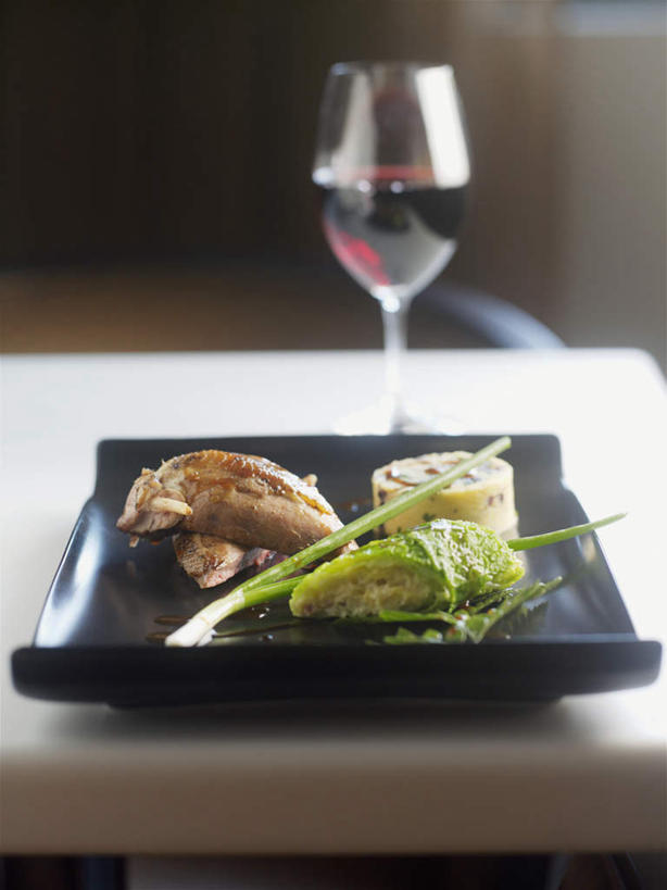 红酒,葡萄酒,无人,竖图,俯视,室内,特写,白天,餐桌,桌子,鸟,蔬菜,杯子,餐具,叶子,阴影,新鲜,光线,鸟类,碟子,高脚杯,盘,影子,葱,大白菜,青葱,肉,食品,绿叶,红酒杯,酒类,白菜,蔬菜卷,肉类,玻璃制品,酒,食物,饮料,一个,盘子,酒杯,碟,嫩叶,红葡萄酒,有机食品,绿色食品,单个,餐台,肉食,鹧鸪,鹧鸪鸟,胶菜,镳菜,叶,叶片,玻璃杯,彩图,高角度拍摄