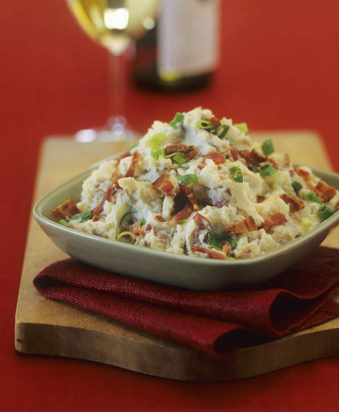 无人,竖图,俯视,室内,特写,白天,餐桌,桌子,蔬菜,土豆,餐具,一块,阴影,朦胧,模糊,新鲜,光线,木制,碟子,盘,影子,肉,食品,案板,土豆泥,猪肉,肉类,砧板,食物,一个,盘子,木制品,碟,有机食品,绿色食品,单个,餐台,肉食,豚肉,馍馍蛋,蔬菜泥,洋芋,山药蛋,马铃薯,彩图,高角度拍摄