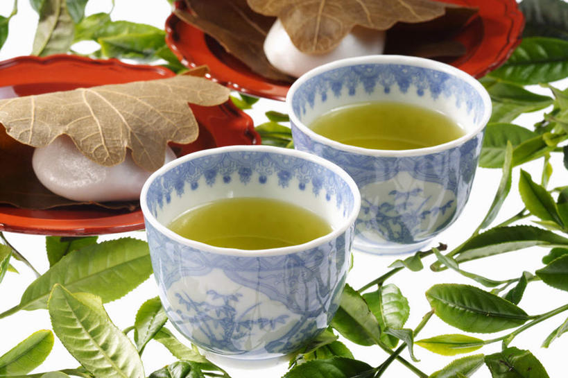 无人,横图,俯视,室内,特写,白天,幸福,茶,桌面,桌子,杯子,餐具,叶子,阴影,节日,光线,木制,碟子,盘,影子,茶叶,年糕,枯叶,落叶,文化,娱乐,盘子,木制品,水杯,碟,祈祷,享受,休闲,温馨,放松,乐趣,许愿,纪念,祈求,祭祀,镜饼,提神,舒适,醒脑,平安,叶,叶片,茶杯,彩图,高角度拍摄,传统文化