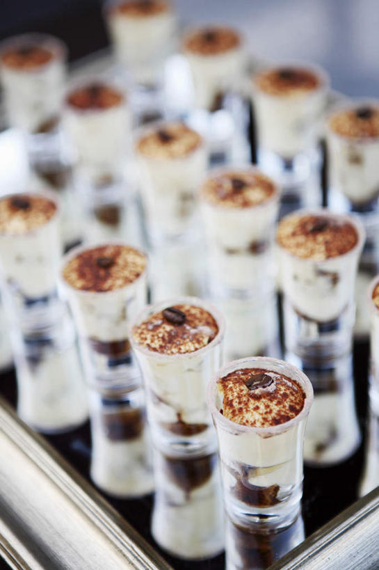 点心,无人,竖图,俯视,室内,特写,白天,下午茶,桌面,桌子,浆果,杯子,水果,一排,阴影,朦胧,模糊,新鲜,整齐,并列,并排,光线,木制,影子,桑葚,生食,食品,糖,糖果,甜点,甜品,果实,软糖,棉花糖,玻璃制品,食物,糕点,排列,木制品,水杯,甜食,覆盆子,摄影,有机食品,绿色食品,影棚,队列,平行,玻璃杯,彩图,高角度拍摄,影棚拍摄,拍摄,蛋糕