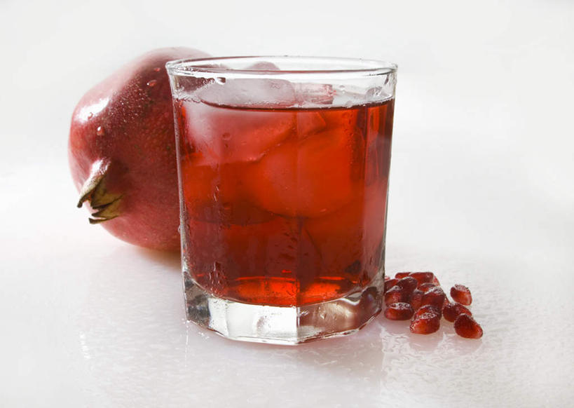 果汁,无人,横图,俯视,室内,特写,白天,白色背景,餐桌,桌子,石榴,杯子,水果,阴影,新鲜,光线,影子,生食,食品,果实,饮品,玻璃制品,食物,饮料,一个,红色,水杯,摄影,有机食品,绿色食品,影棚,单个,餐台,可口,适口,石榴石,玻璃杯,涂林,若榴,金罂,金庞,丹若,安石榴,彩图,高角度拍摄,影棚拍摄,拍摄