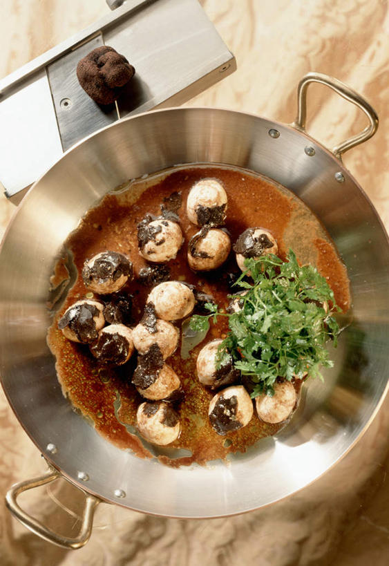 无人,竖图,俯视,室内,特写,白天,烹饪,桌面,桌子,蔬菜,厨具,金属制品,阴影,新鲜,光线,金属,木制,锅子,刨丝器,影子,菌菇,调料,食品,调味品,松露,调味料,菌类,锅,食物,一个,木制品,食用菌,有机食品,绿色食品,单个,锅具,烹饪用具,白松露,烹调用具,烹调,彩图,高角度拍摄