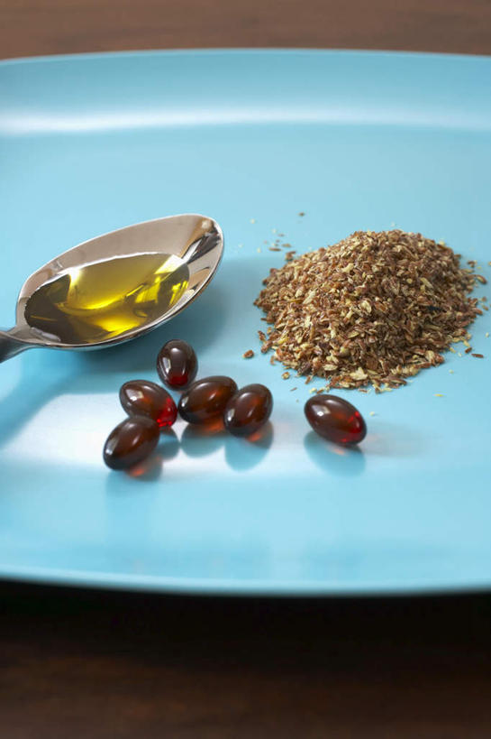 无人,竖图,俯视,室内,特写,白天,安全,农作物,植物,餐桌,桌子,餐具,一堆,阴影,堆叠,堆积,光线,碟子,盘,药剂,药丸,影子,勺子,调料,谷物,食用油,防护,亚麻,调味品,调味料,药片,一个,黄色,蓝色,盘子,药品,调羹,碟,汤匙,治疗,单个,餐台,堆,保护,药物,医疗,保险,预防,亚麻籽,胡麻,纤维作物,油料作物,平安,彩图,高角度拍摄