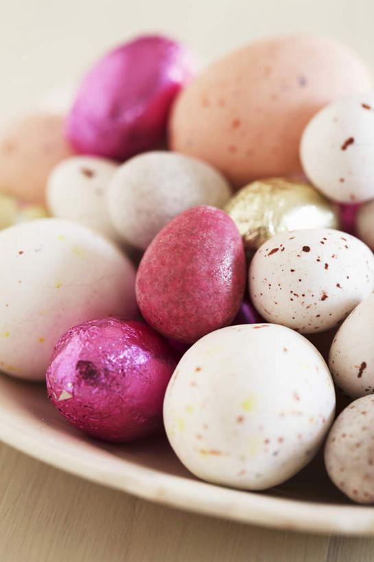 无人,竖图,俯视,彩色,室内,特写,白天,餐桌,桌子,餐具,复活节,一堆,许多,阴影,堆叠,堆积,节日,朦胧,模糊,庆祝,光线,碟子,盘,影子,蛋,文化,一个,盘子,碟,庆典,单个,餐台,纪念,堆,彩蛋,复活节彩蛋,彩图,高角度拍摄