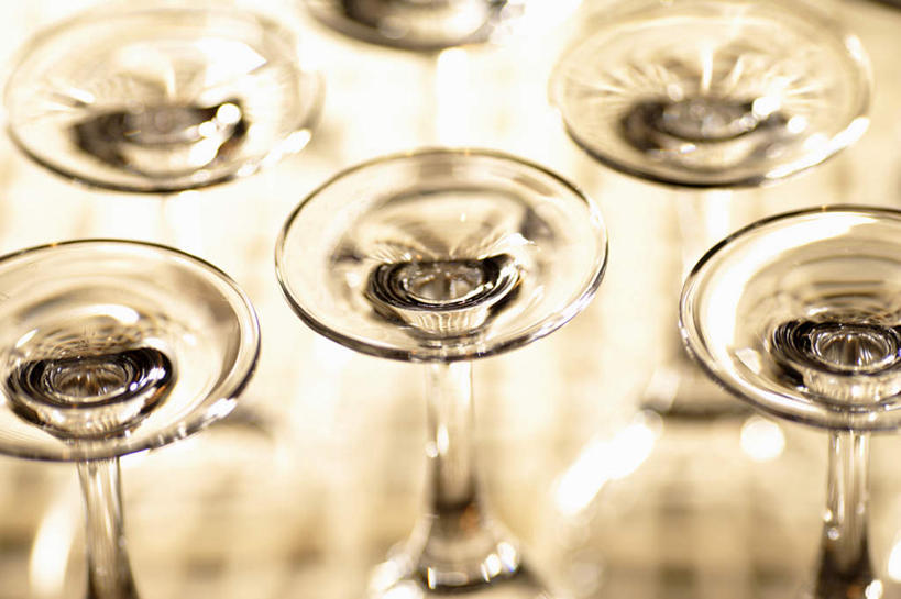 无人,横图,俯视,室内,特写,白天,餐桌,桌子,杯子,一排,许多,阴影,朦胧,模糊,整齐,光线,高脚杯,影子,红酒杯,玻璃制品,排列,酒杯,餐台,颠倒,倒置,队列,玻璃杯,彩图,高角度拍摄