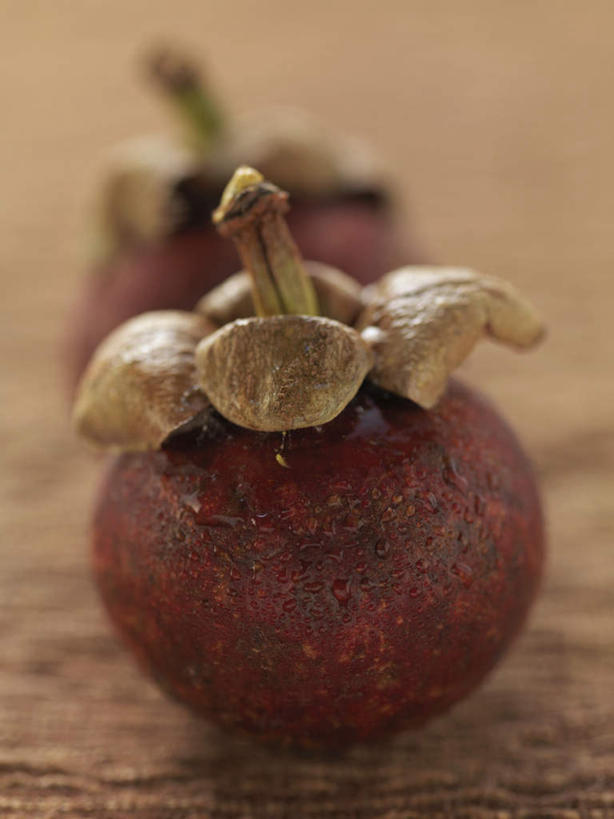 无人,竖图,俯视,室内,特写,白天,水,餐桌,桌子,水果,阴影,朦胧,模糊,新鲜,光线,液体,影子,水滴,生食,食品,果实,食物,两个,紫色,有机食品,绿色食品,餐台,山竹,莽吉柿,山竹子,山竺,彩图,高角度拍摄