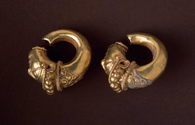 无人,横图,特写,珠宝,历史,一个,摄影,褐色背景,单个,考古学,耳饰,美术工艺,彩图,影棚拍摄,魅力,上流社会,过去