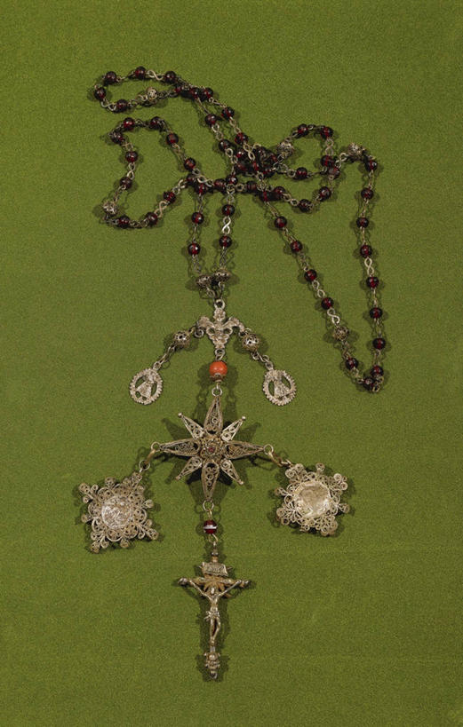 无人,竖图,俯视,项链,银,珠宝,绿色背景,装饰,金属,标志,符号,珠子,历史,标识,黄金,古代,一个,摄影,宗教,单个,古董,考古学,基督教,手艺,念珠,性别符号,美术工艺,念佛珠,数珠,诵珠,彩图,高角度拍摄,影棚拍摄,男性符号,玫瑰经,圣母圣咏